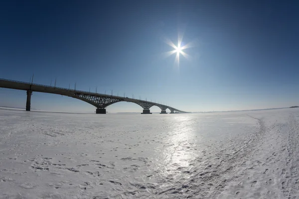 Ponte através do rio Volga no inverno — Fotografia de Stock