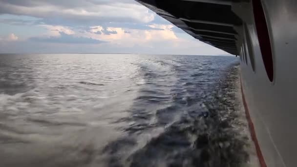 Движущаяся лодка на воде — стоковое видео