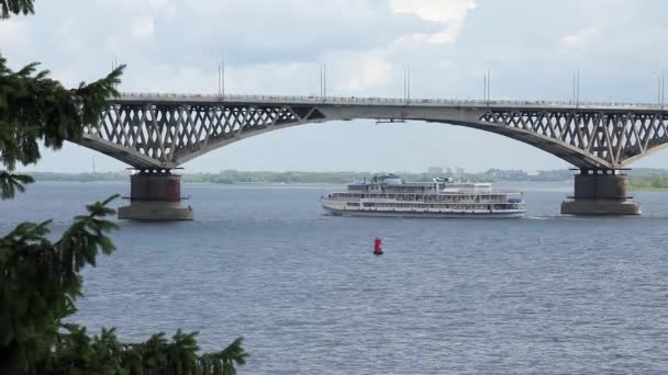 Het schip vaart onder de brug — Stockvideo