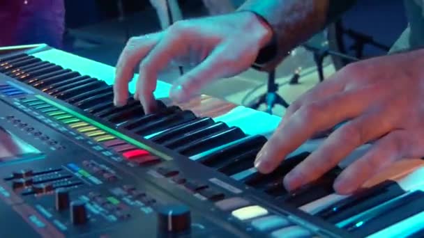 Музыкант играет на синтезаторе — стоковое видео