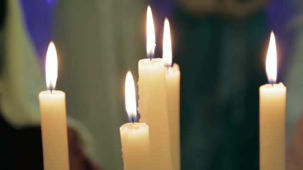 Зажженные восковые свечи — стоковое видео