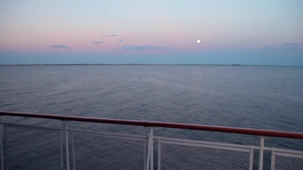 En el horizonte del río una luna llena — Vídeo de stock