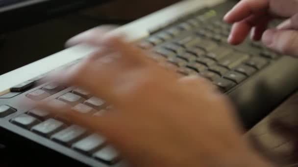Escribir en un teclado negro — Vídeo de stock