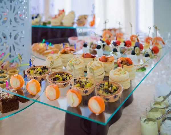 Una Mesa Buffet Con Aperitivos —  Fotos de Stock