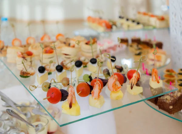 Snacks en la mesa del banquete. Servicios de catering —  Fotos de Stock