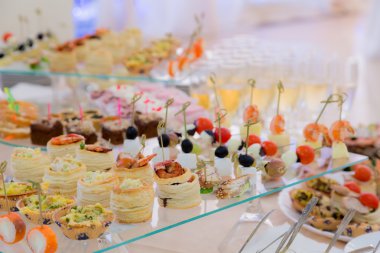 Büfe masasında atıştırmalıklar. Catering