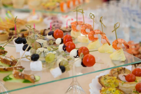 Snacks op feestzaal tafel — Stockfoto