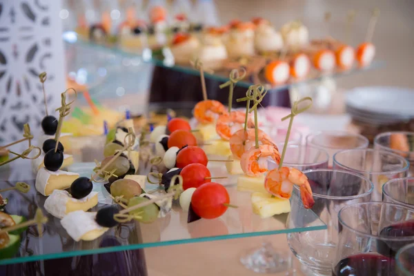 Hapjes op tafel van de feestzaal. Catering — Stockfoto