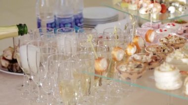 Büfe masasında içecekler ve atıştırmalıklar. Catering