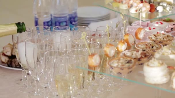 Bebidas y aperitivos en mesa buffet. Servicios de catering — Vídeos de Stock