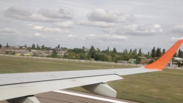 Взлет пассажирского самолета — стоковое видео