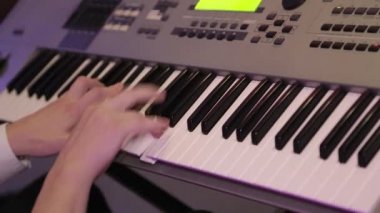 müzisyen bir synthesizer çalış