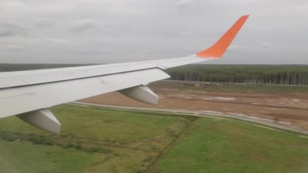 Landung des Flugzeugs, der Blick aus dem Fenster — Stockvideo