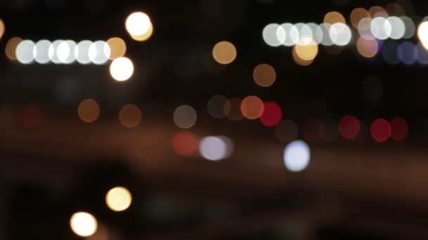 Luces y faros de coches en la calle por la noche — Vídeo de stock