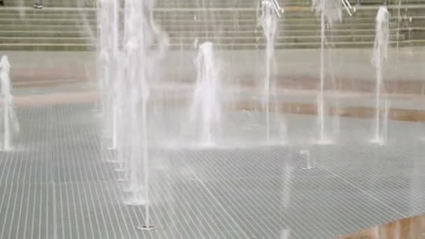 在城市街道上的平面喷泉 — 图库视频影像