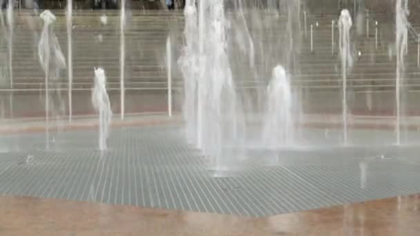 Fontaine planaire sur une rue de la ville — Video