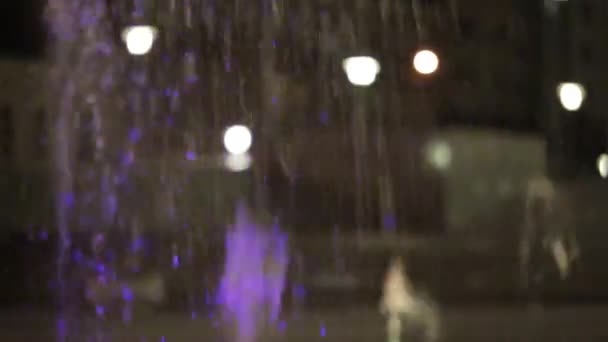 Trysky a sprej fontána s osvětlením večer — Stock video