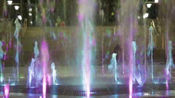 Fontana d'acqua urbana con illuminazione colorata — Video Stock