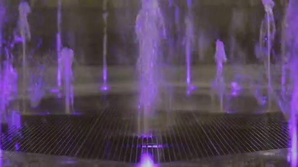 Gekleurde stralen van vlakke fontein — Stockvideo