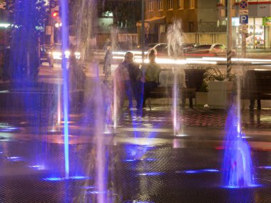 Şehirde akşam düzlemsel Çeşme