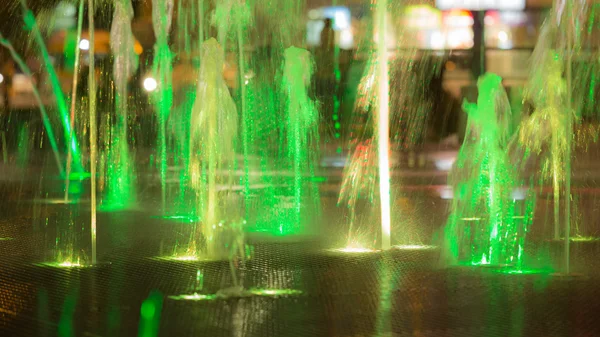 Vlakke licht en muziek fontein in de avond — Stockfoto