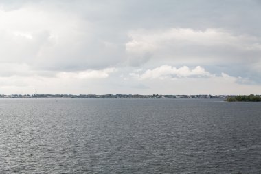 Bulutlu bir günde Volga manzara