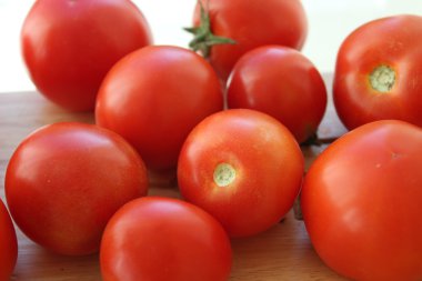 Masada olgun domatesler var.