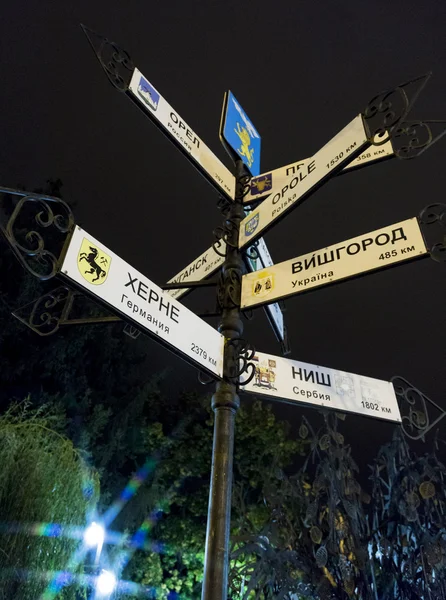 La señal de las distancias a varias ciudades, Belgorod, Rusia — Foto de Stock