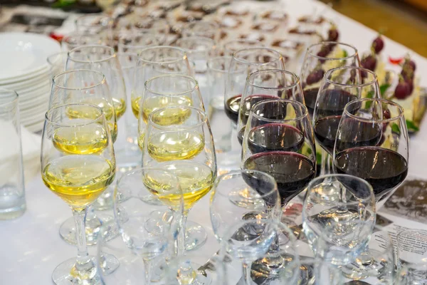 Vino tinto y blanco en copas sobre mesa buffet —  Fotos de Stock