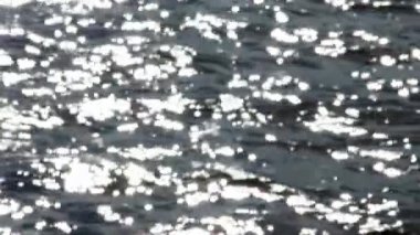 Su üzerinde güneşin parlamasını