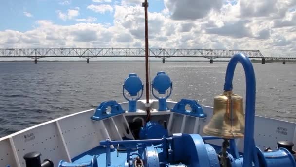 Корабль приближается к железнодорожному мосту через Волгу в Саратовской области — стоковое видео