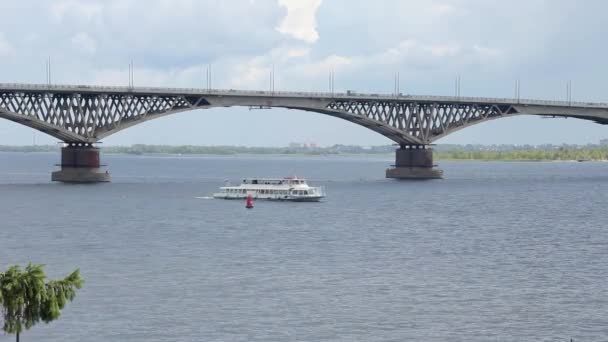 Ausflugsboot auf dem Fluss. Brücke über die Wolga zwischen den Städten Saratow und Engels — Stockvideo