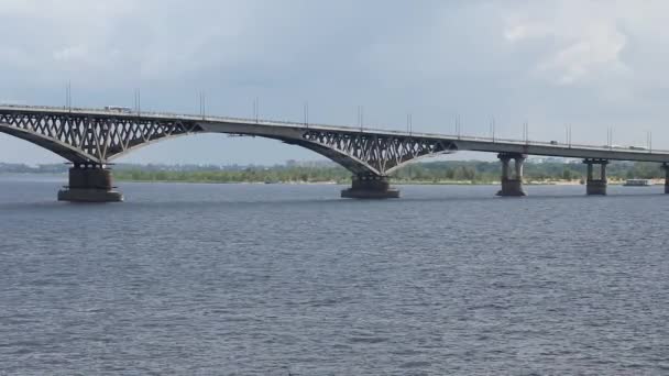 Ponte sul Volga tra le città di Saratov ed Engels — Video Stock