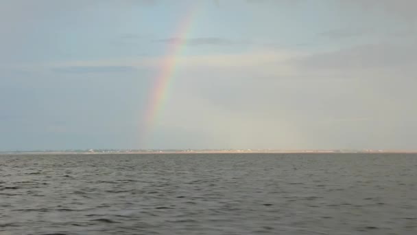 Arco iris en el horizonte del río — Vídeo de stock