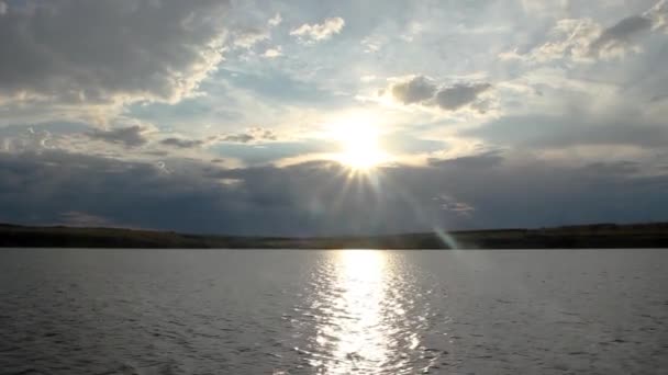 Paesaggio fluviale con il cielo e il sole nella cornice — Video Stock
