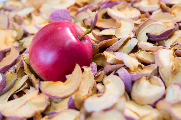 Pomme rouge mûre couchée sur des fruits secs — Photo