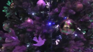 Tiyatroda ya da konser salonunda Noel ağacı süsledim. Elektrikli dengeleyiciyle ateş etmek. Duman içinde çok renkli projektörler.