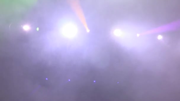 Вращение Светящихся Голов Сцене Театра Луч Света Прожекторов Сквозь Дым — стоковое видео