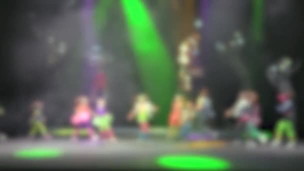 Les Enfants Dansent Sur Scène Rayons Multicolores Des Projecteurs Travers — Video