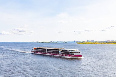 Saratov / Rusya - 21 Eylül 2020: Rus seyahat şirketi Vodohod 'un Volga Nehri üzerindeki PV-300 projesinin yeni lüks otomobil gemisi 