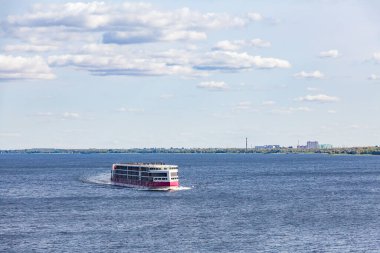 Saratov / Rusya - 21 Eylül 2020: Rus seyahat şirketi Vodohod 'un Volga Nehri üzerindeki PV-300 projesinin yeni lüks otomobil gemisi 