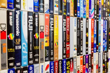 VHS video bantlı renkli plastik ve kağıt kutular.