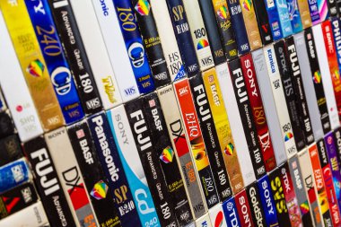 VHS video bantlı renkli plastik ve kağıt kutular.