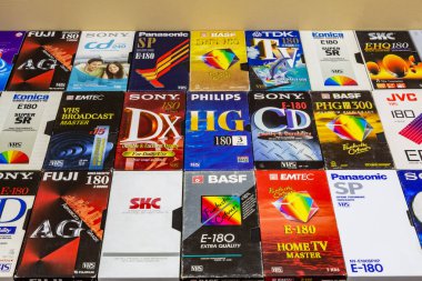VHS video bantlı renkli plastik ve kağıt kutular.