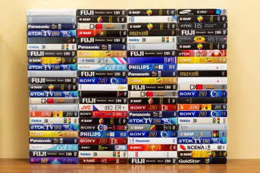 VHS video bantlı renkli plastik ve kağıt kutular.