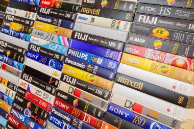 VHS video bantlı renkli plastik ve kağıt kutular.