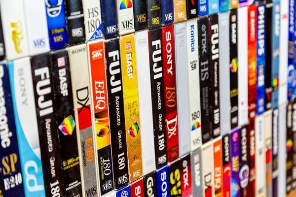VHS video bantlı renkli plastik ve kağıt kutular.