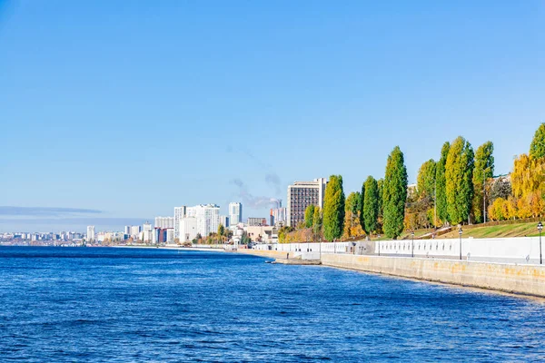 Dijkpunt Stad Saratov Rusland Oever Van Wolga Een Zonnige Herfstdag — Stockfoto