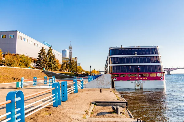 Saratov Ryssland Oktober 2020 Flodstation Aktern Motorfartyget Mustai Karim Stadspiren Royaltyfria Stockbilder