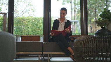 Bir çift otel resepsiyonunda önemli belgeleri kontrol etmek ve otel odasında beklemek için bekliyor..